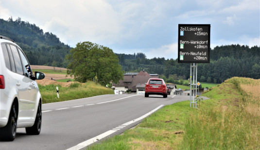 Verkehrsinformationsdisplays mit Testbild auf der Bernstrasse zwischen Hindelbank und Urtenen (Bild: Alain Maradan)