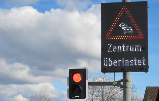 Die Dosieranlage wird den Verkehr am Ortseingang aufhalten, wenn sich die Fahrzeuge im Ortszentrum stauen. (Bild: Roland Beyeler)