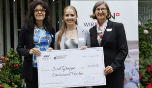 Andrea Deiss Candrian, Leiterin Ausbildung Sekundarstufe II, Rahel Witschi, Lernende Fachfrau Gesundheit, und Monika Schäfer, Bereichsleiterin Aus- und Weiterbildung Gesundheitsberufe, nehmen die Auszeichnung für die Insel Gruppe entgegen.